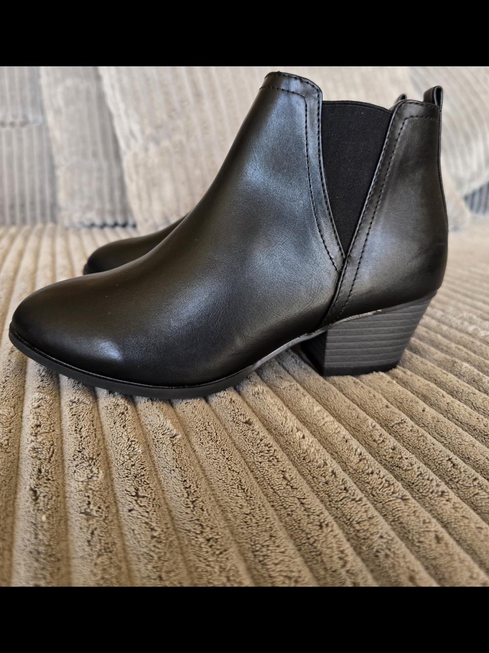 Black boots with black cushioned insoles for comfortable walking – Women's Sz7